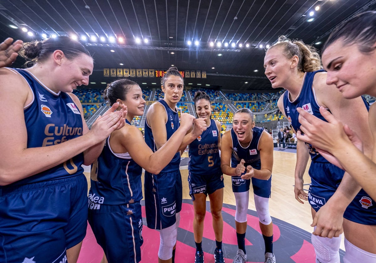 Las jugadoras del Valencia Basket celebran el pase a la final de la Supercopa.