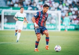 Brugui controla el balón durante el partido contra el Elche.