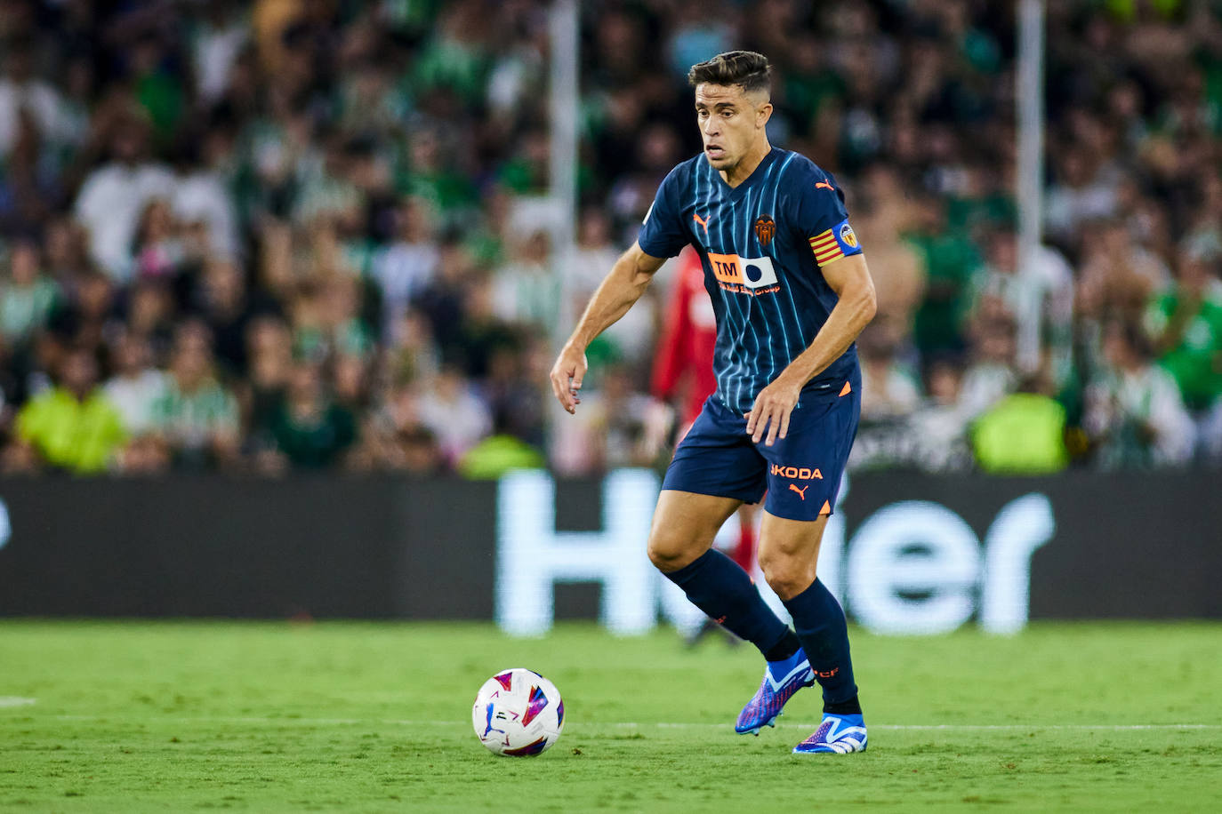 Gabriel Paulista, ante el Betis.