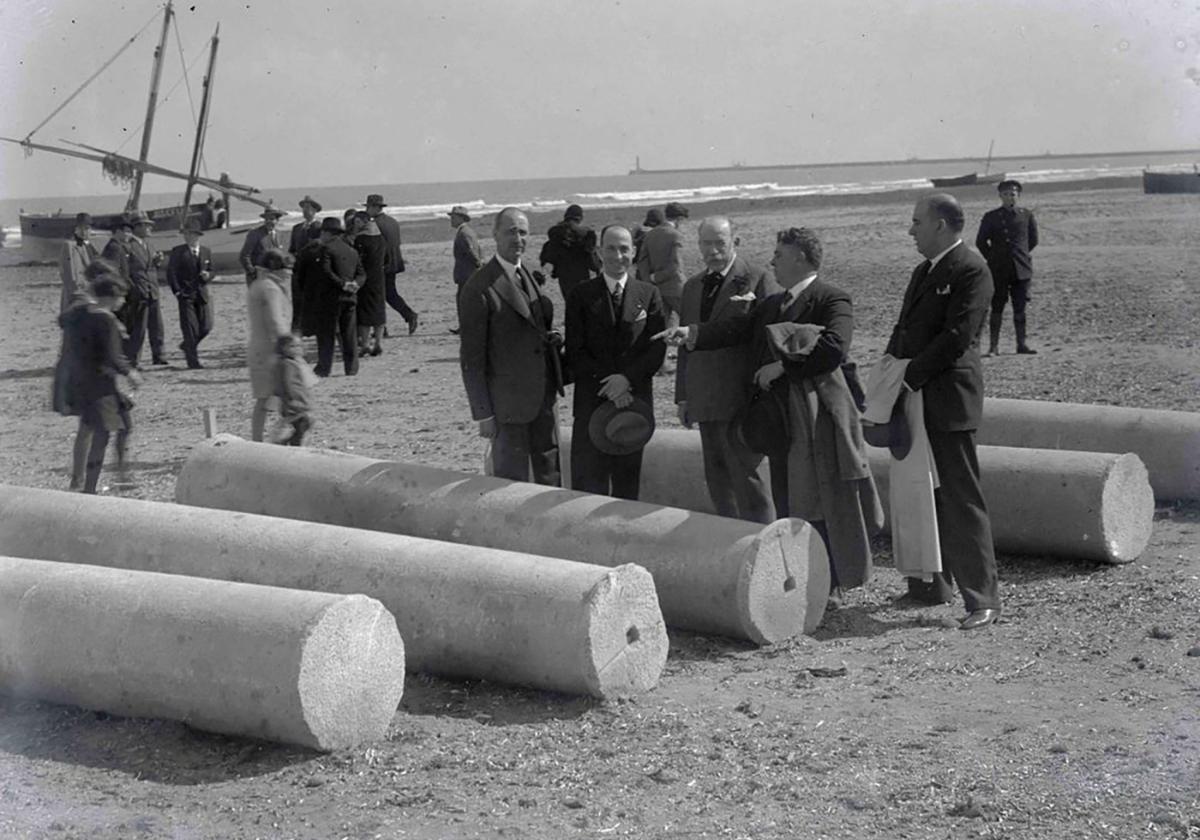 Todo a punto.Columnas en la playa. Junto aellas Javier Goerlich, el edilDurán, Mariano Benlliure y Mora.