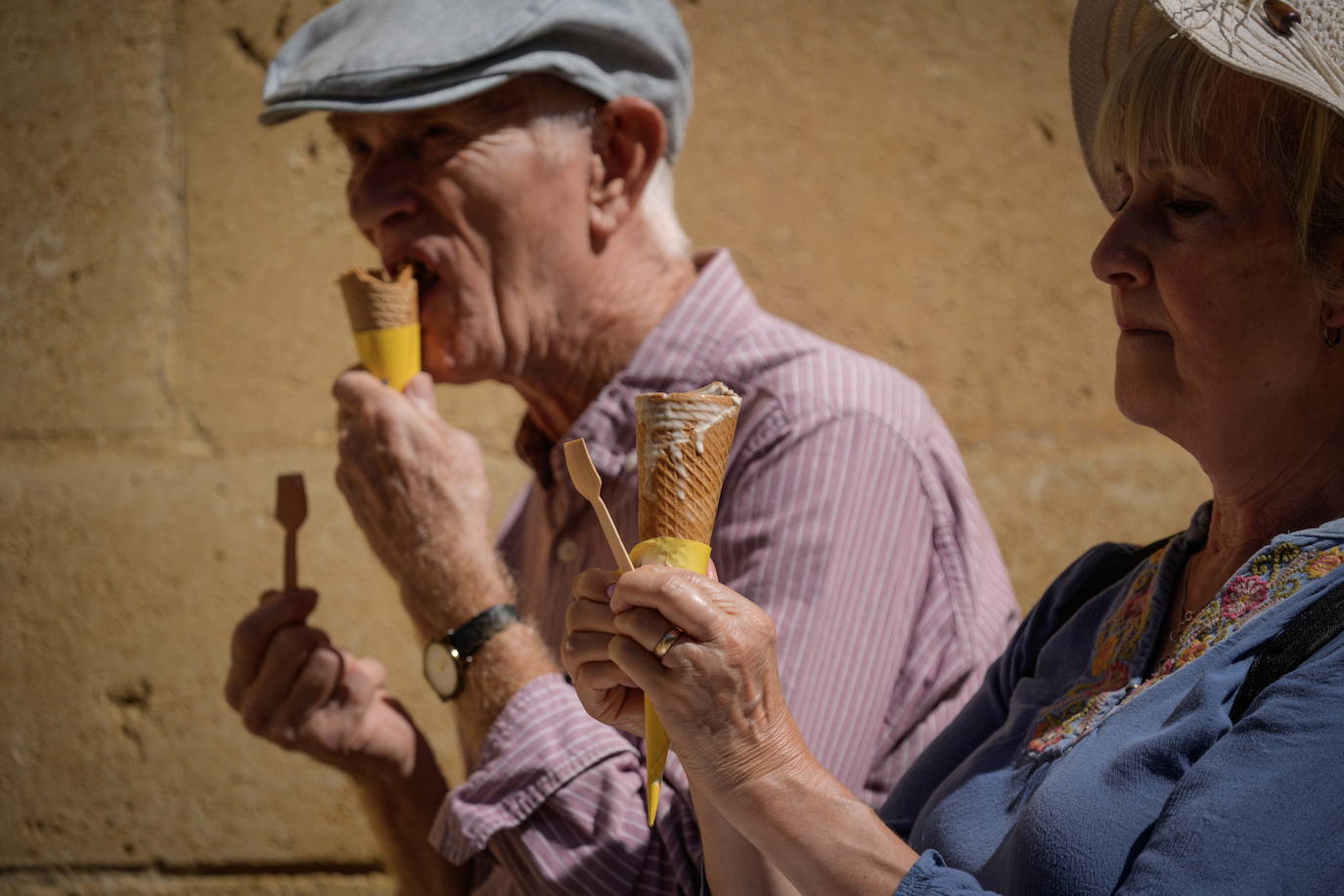 Dos personas se comen un helado para combatir el calor.