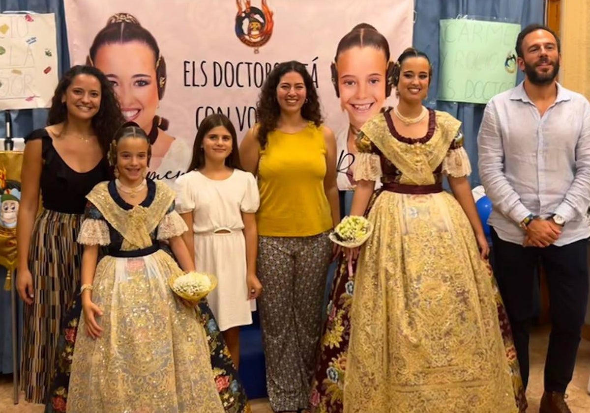 Imagen principal - Celebración en la falla Els Doctors; Celia Fuster y Lola López, en Conde Salvatierra y Nuria Solaz y Paula Escribano, con Sara y Elena María Rivero, cortes de 29015 y 2019, en Gayano Lluch.