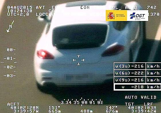 Un coche que sobrepasaba el límite de velocidad es captado por un radar de la DGT.