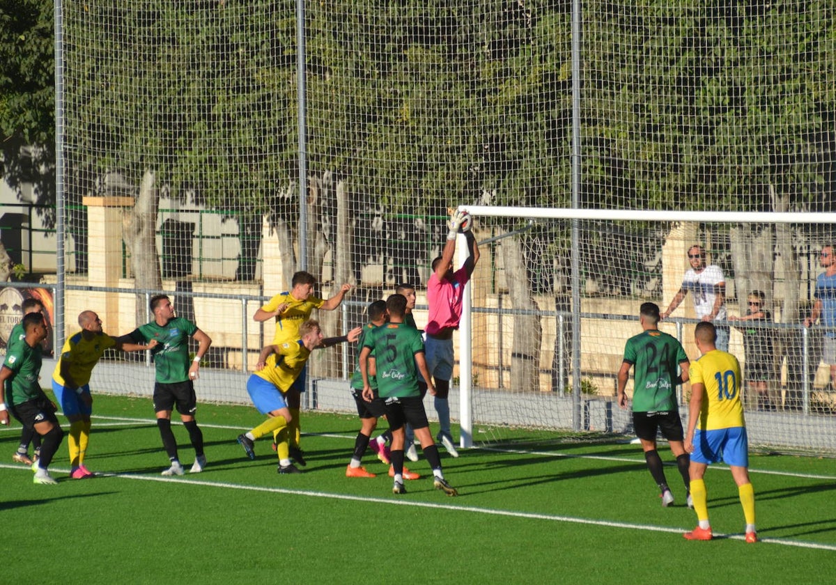 Cassius blocando el balón en el área de la UD Calpe.