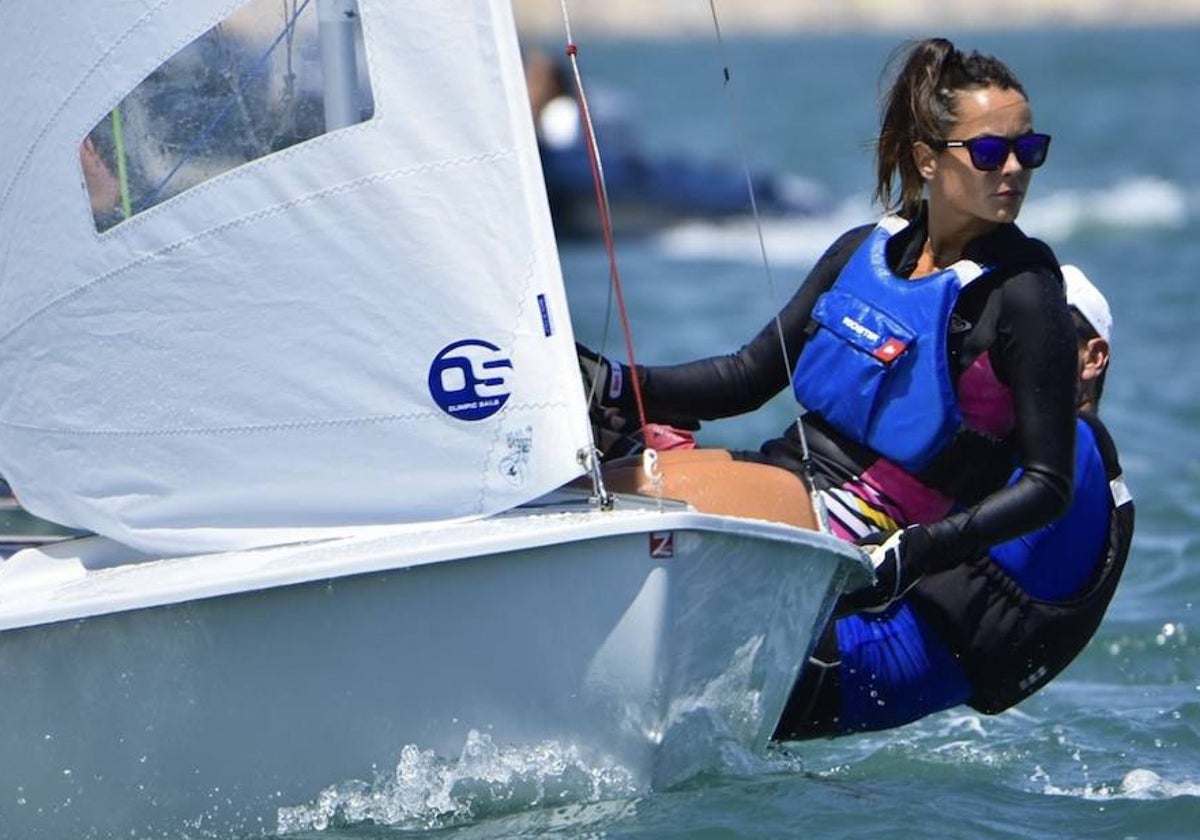 Laura Morata, durante una regata de la clase snipe.