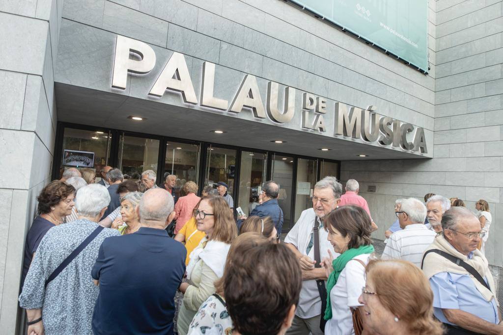 Público en las taquillas del Palau de la Música.