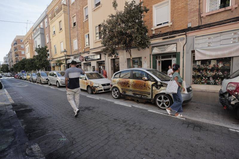 El incendio de unos contenedores afecta a varios vehículos en Benimaclet