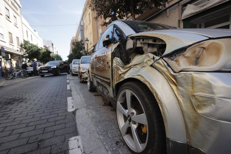 El incendio de unos contenedores afecta a varios vehículos en Benimaclet