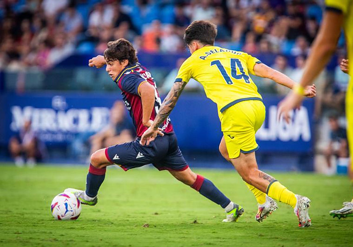 Carlos Álvarez, ante el Villarreal B.