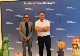 El presidente de Caixa Ontinyent y el regente de la Fundación junto a las marionetas.