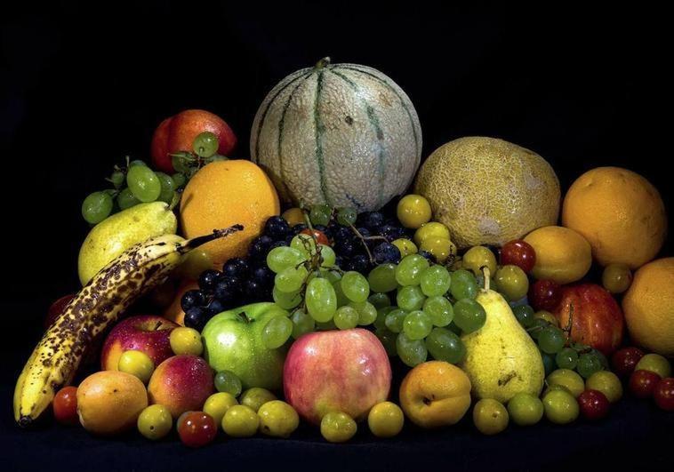 Varias frutas y verduras en una imagen de archivo.