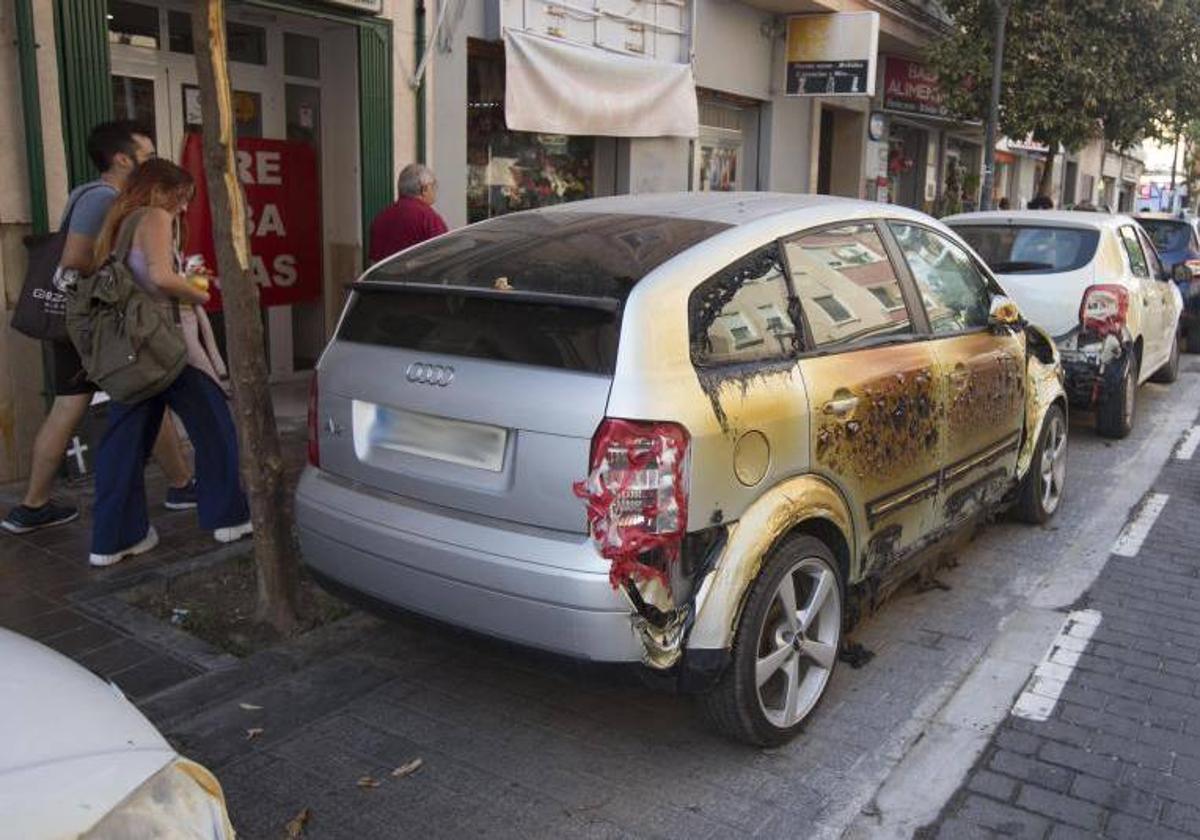 El incendio de unos contenedores afecta a varios vehículos en Benimaclet