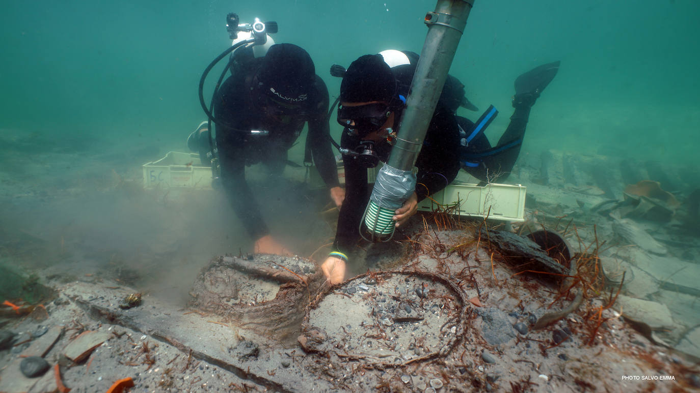 Recuperan del fondo del mar un barco romano cargado de ánforas