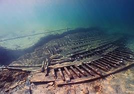 Recuperan del fondo del mar un barco romano cargado de ánforas