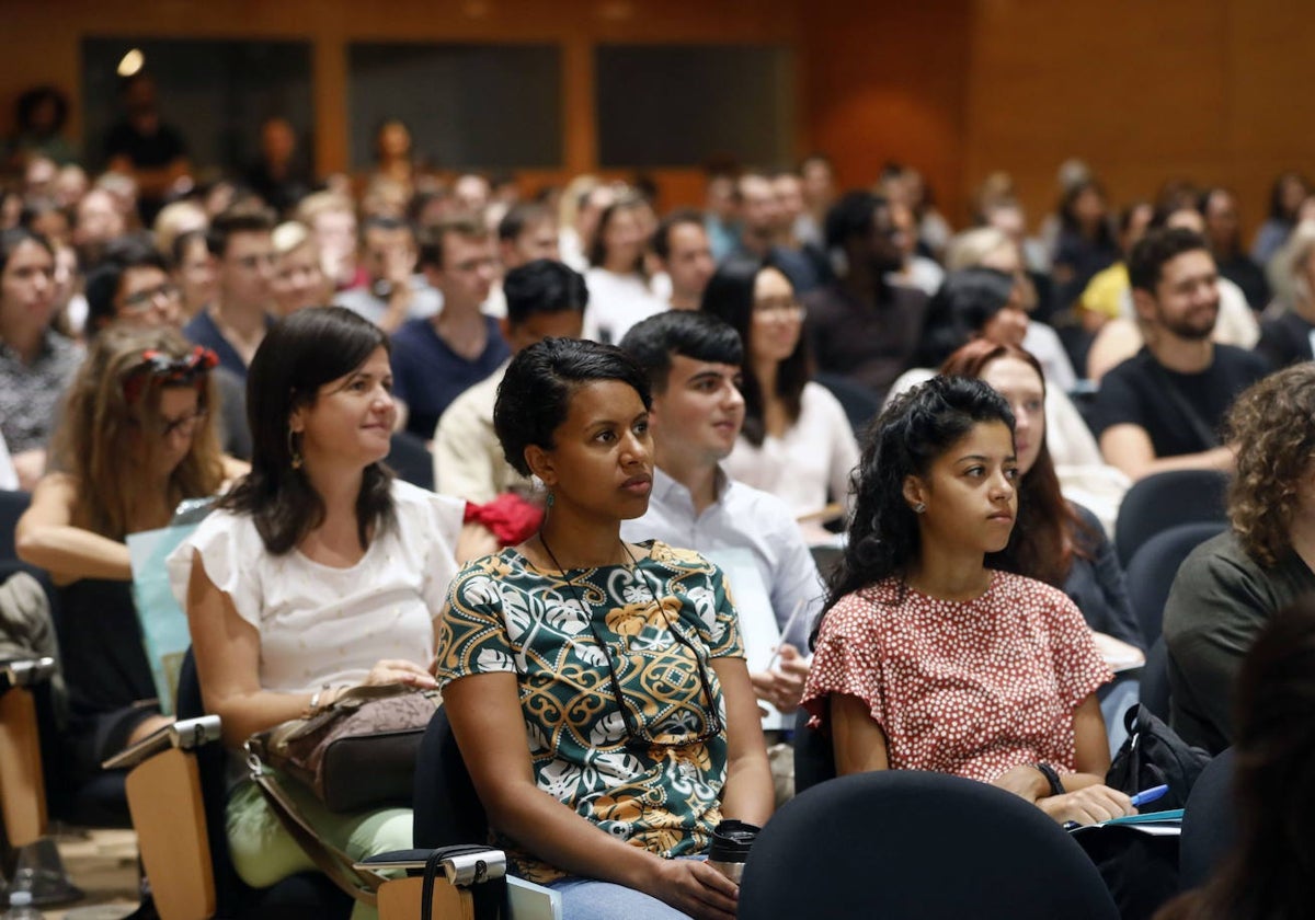 Auxiliares del 2019-2020 durante la jornada de acogida que organizó Educación.