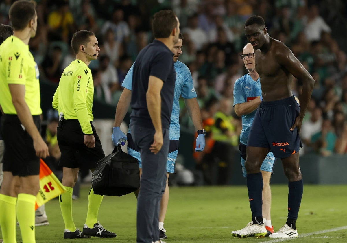 Diakhaby, en el momento de retirarse en el Villamarín tras sufrir la lesión.