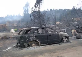 El coche destruido por el fuego en la aldea La García.