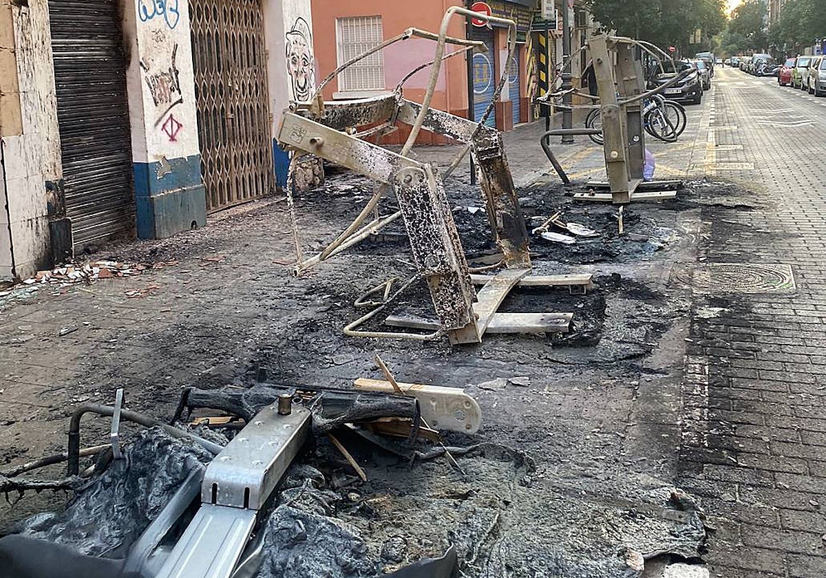 Contenedores quemados esta semana en la calle Enric Navarro.