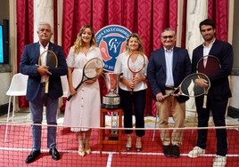 El presidente del CT Valencia, Ole Andresen, la concejala Rocío Gil, los directores de los torneos Ana Salas y Jaime Boira, y el tenista Pablo Andújar.