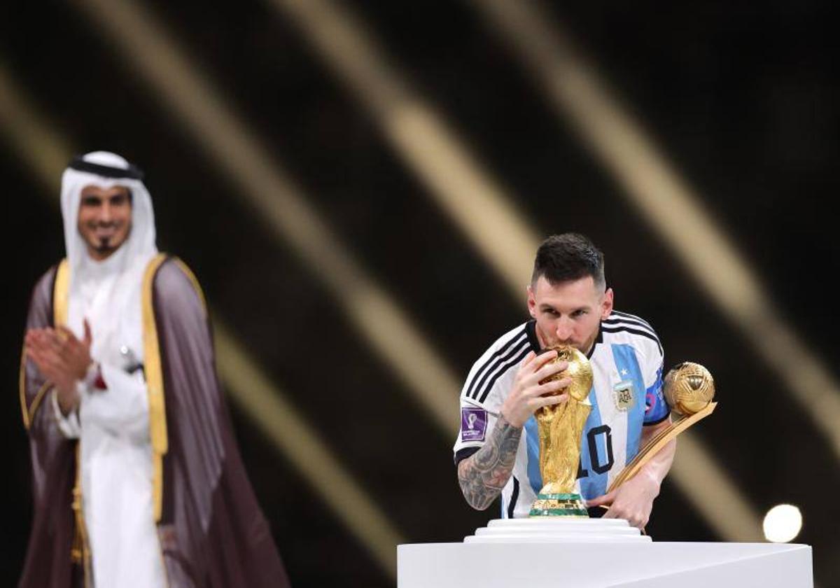 Messi, besando la Copa del Mundo que conquistó en Qatar.