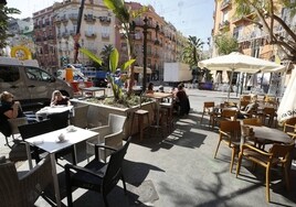 Terrazas de bares en una calle de Ruzafa.