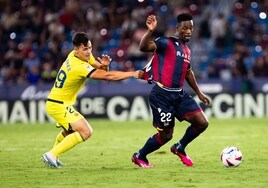 Bouldini, máximo goleador del Levante, intentando zafarse de un defensor del Villarreal B.