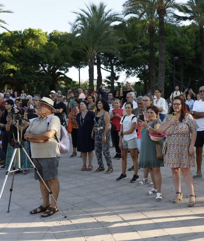 Imagen secundaria 2 - El concierto y actuaciones en el exterior han celebrado la reapertura del Palau de la Música.