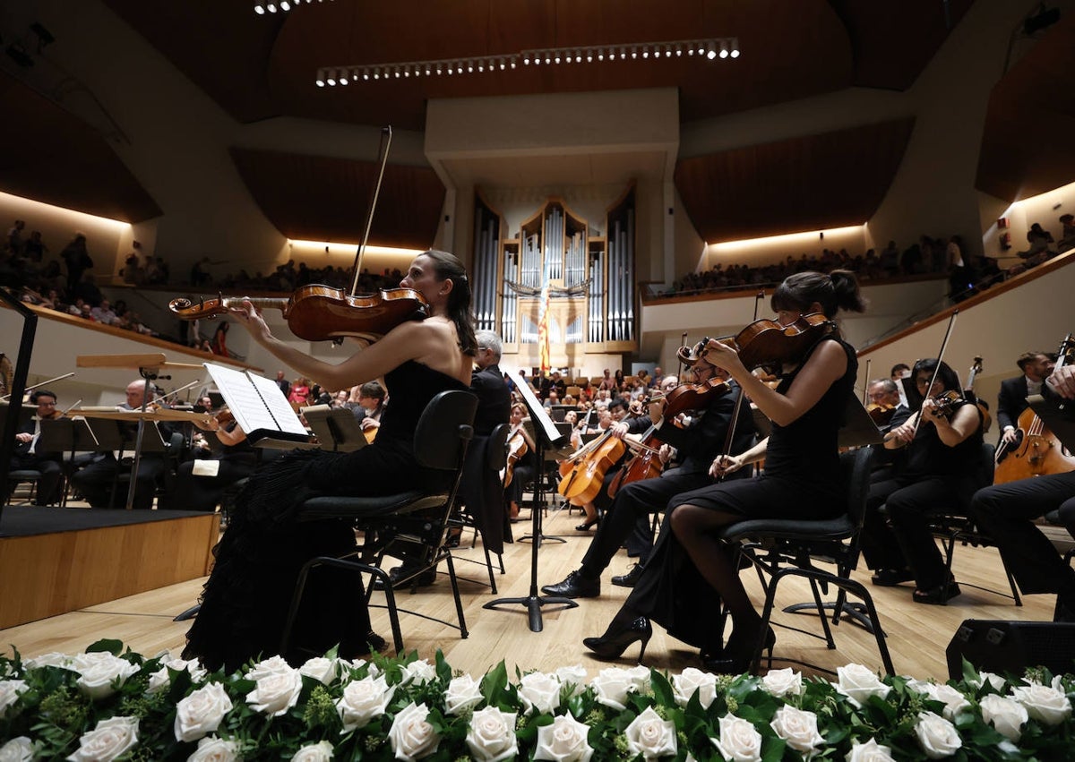 Imagen secundaria 1 - El concierto y actuaciones en el exterior han celebrado la reapertura del Palau de la Música.