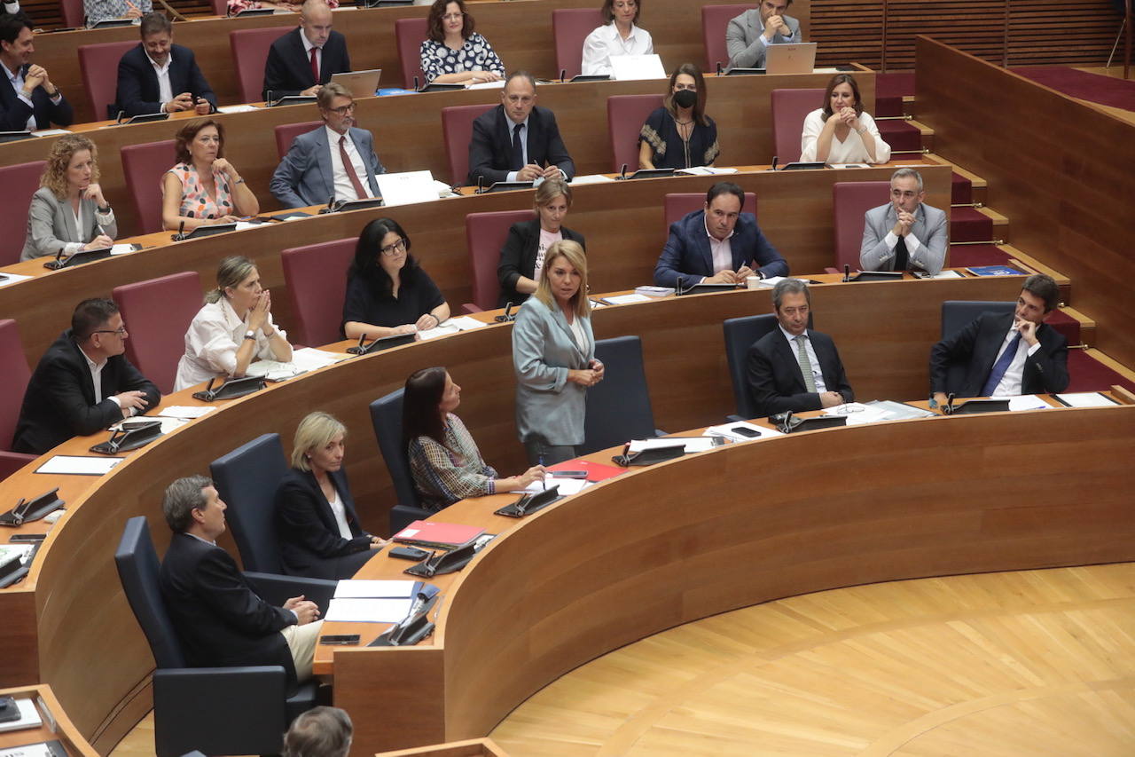 Así ha sido la primera sesión de control a la que se ha enfrentado Carlos Mazón