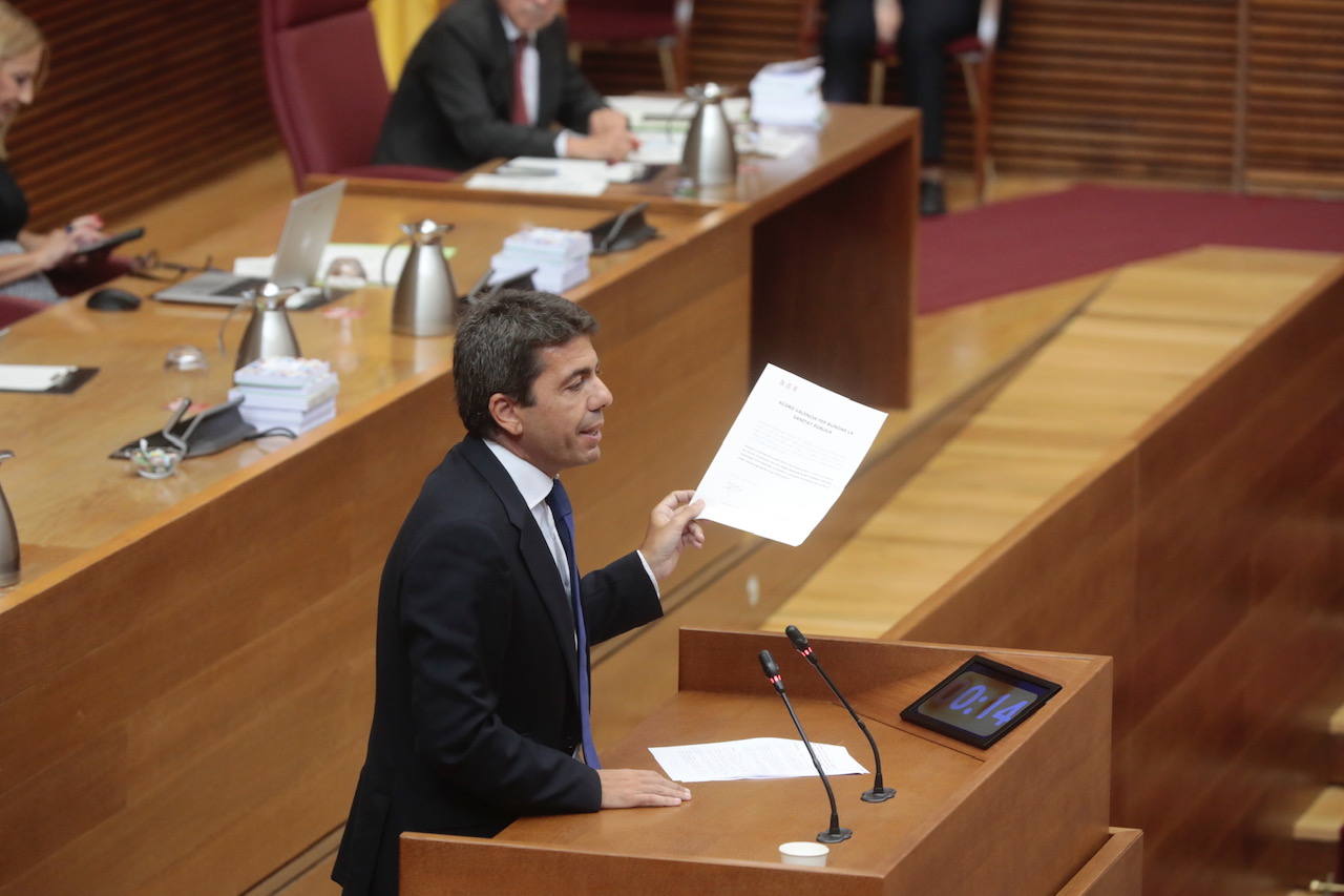 Así ha sido la primera sesión de control a la que se ha enfrentado Carlos Mazón