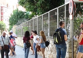 Alumnos en la puerta del CIPFP La Costera.