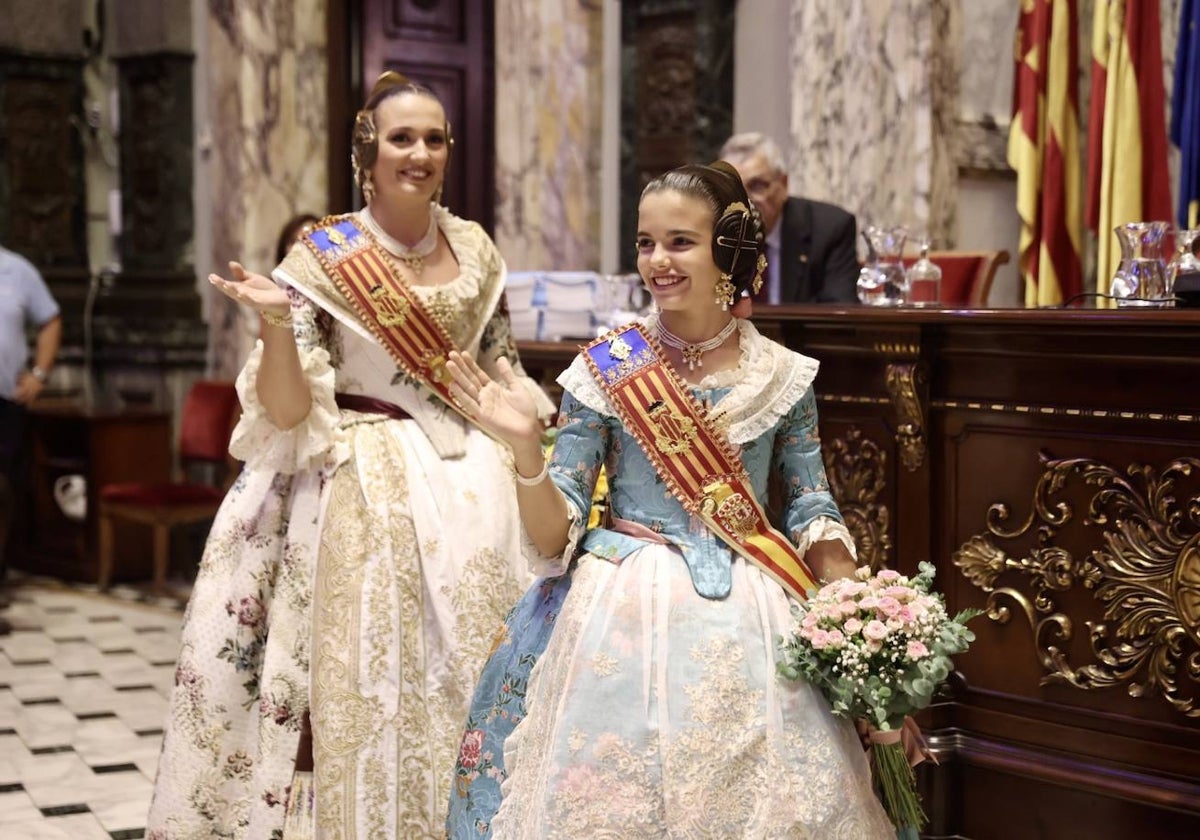 Laura Mengó y Paula Nieto, en la entrega de premios de Lo Rat Penat de las Cruces de Mayo, en el Hemiciclo de Valencia.