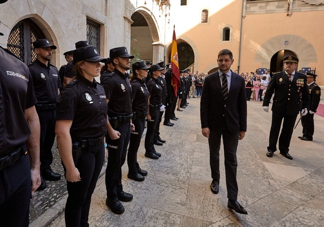 El alcalde Prieto y el comisario, ante los agentes de la Policía Nacional.