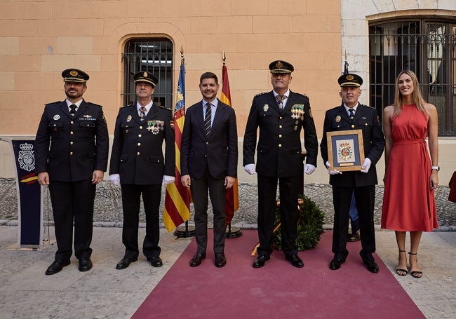 El comisario de la Policía Nacional de Gandia, Carlos Holgado, con el alcalde Prieto y el comisario de la Local, José Martínez Espasa, la edil de Seguridad, Lydia Morant, y otros agentes.