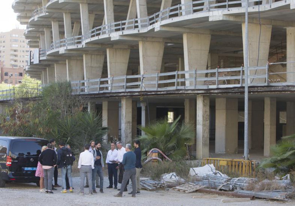 Visita de la delegación de la candidatura ibérica al nuevo Mestalla en abril de este año.