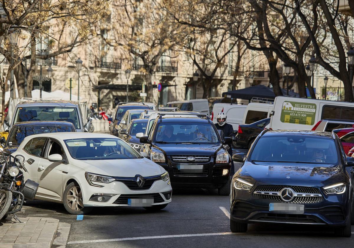 Tráfico en una de las calles de Valencia