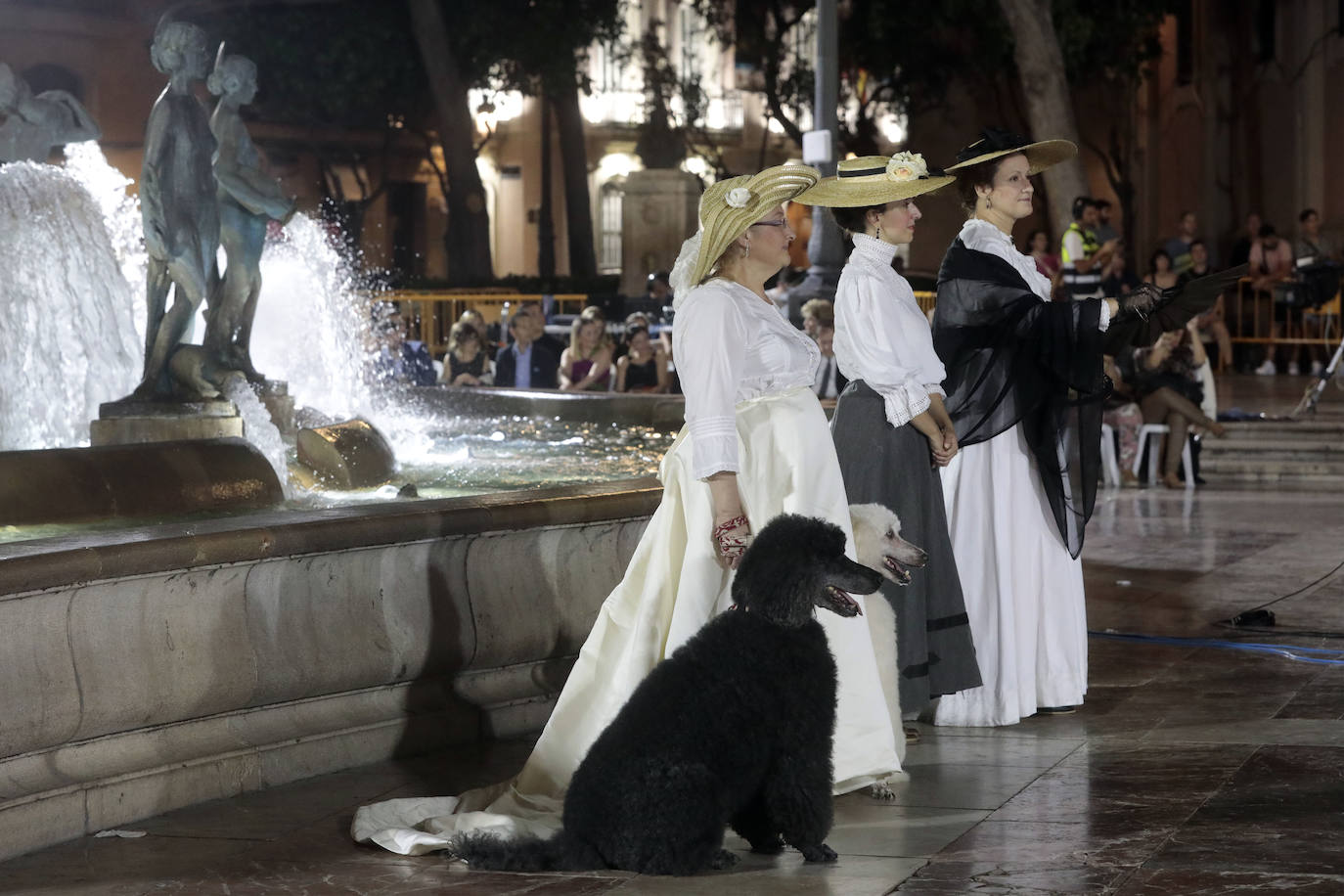 La Mediterránea Fashion Week convierte la plaza de la Virgen en una pasarela de moda