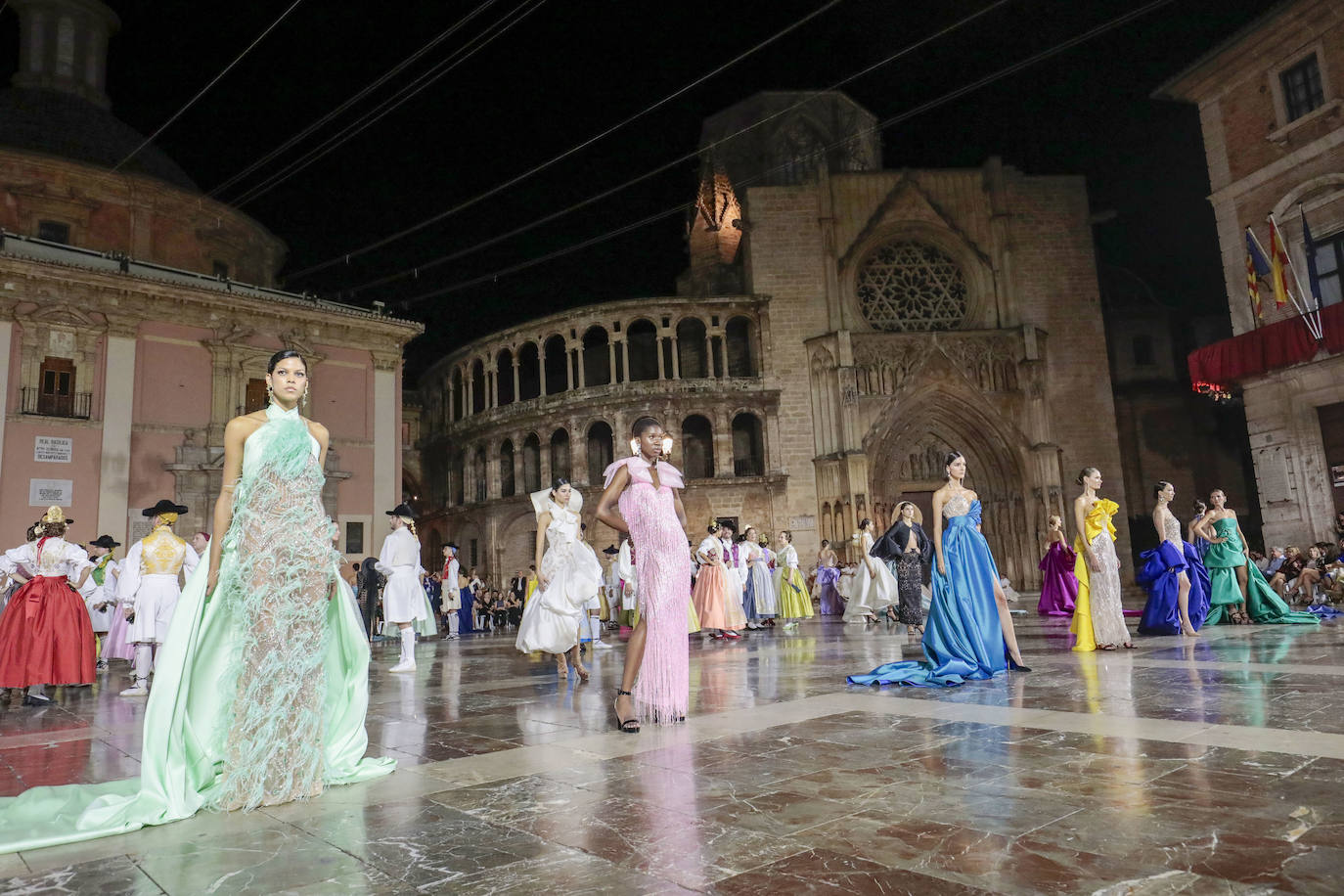 La Mediterránea Fashion Week convierte la plaza de la Virgen en una pasarela de moda