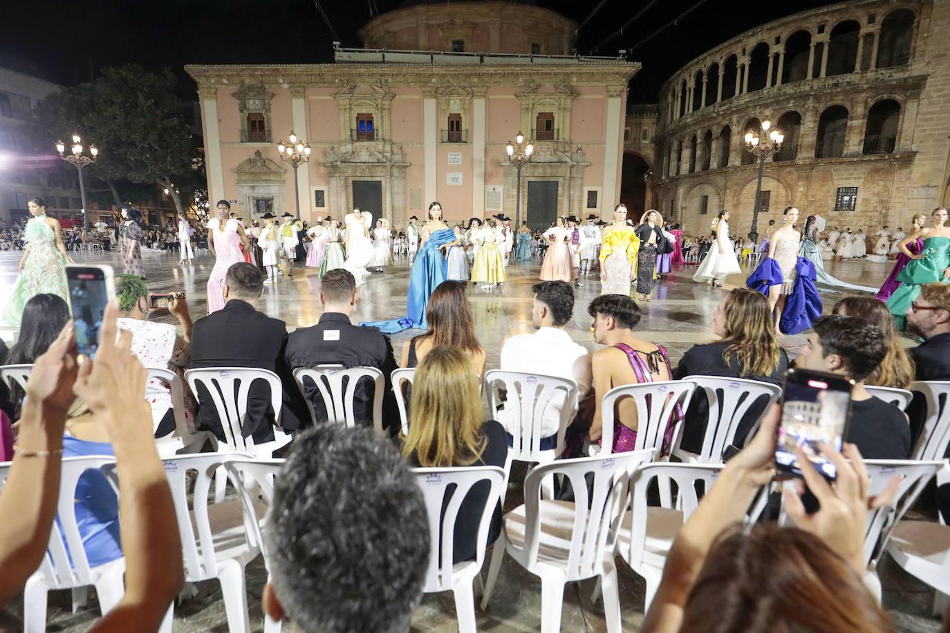 La Mediterránea Fashion Week convierte la plaza de la Virgen en una pasarela de moda