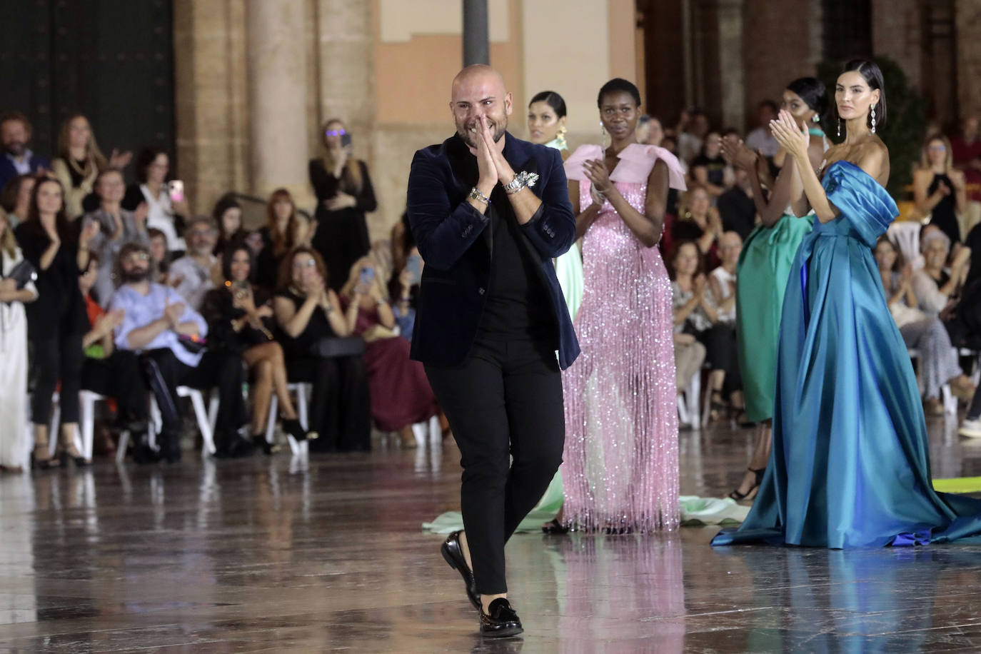 La Mediterránea Fashion Week convierte la plaza de la Virgen en una pasarela de moda