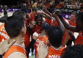 Los jugadores del Valencia Basket celebran la victoria en la pista.
