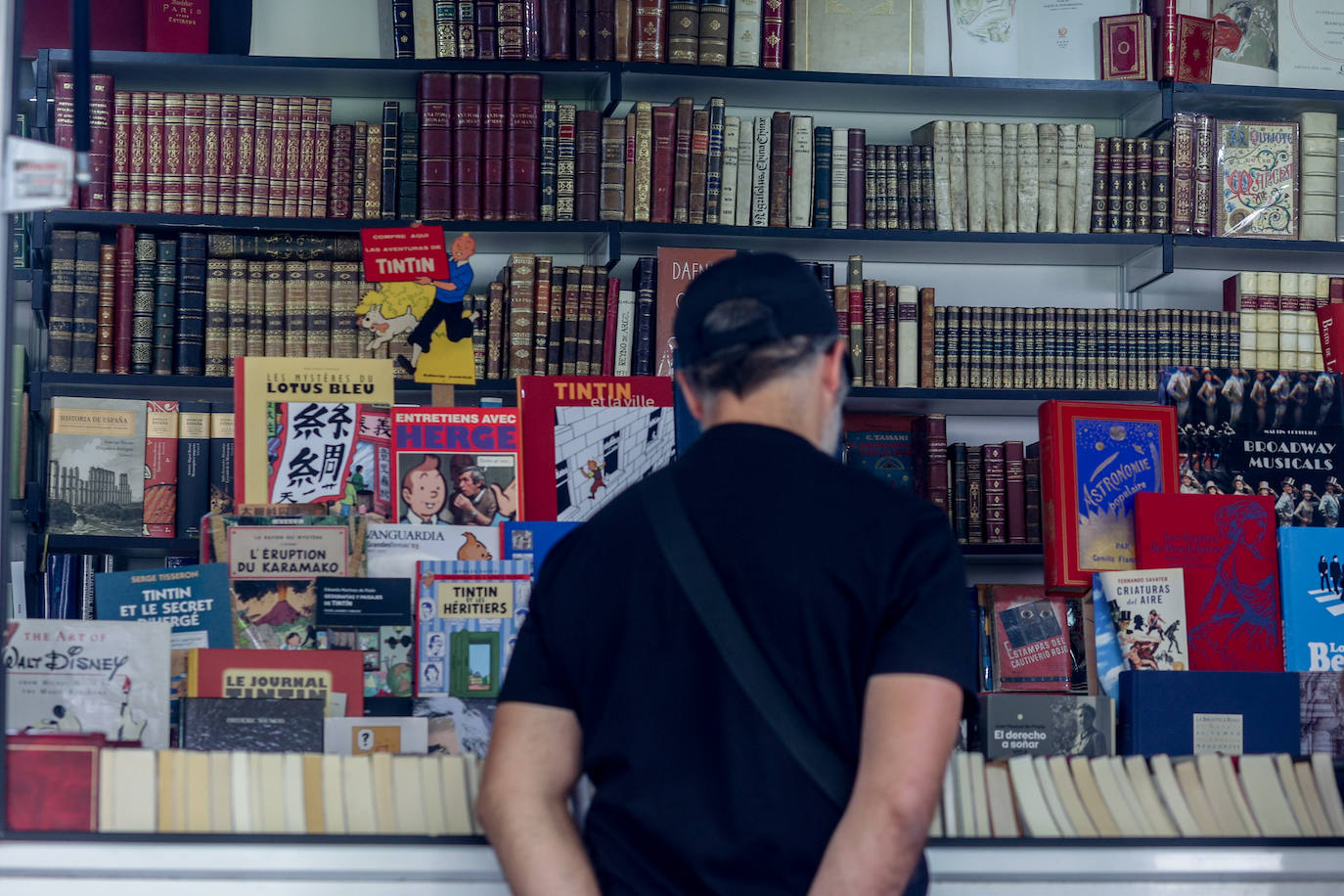 Un hombre visita la Feria del libro en una imagen de archivo.