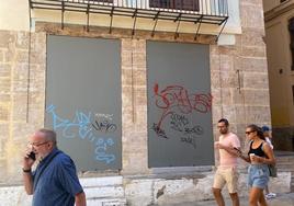 Pintadas en el muro de la Casa del Relojero situado junto al Miguelete.