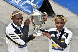 Los ganadores de la edición pasada del maratón de Chicago, Benson Kipruto y Ruth Chepngetich