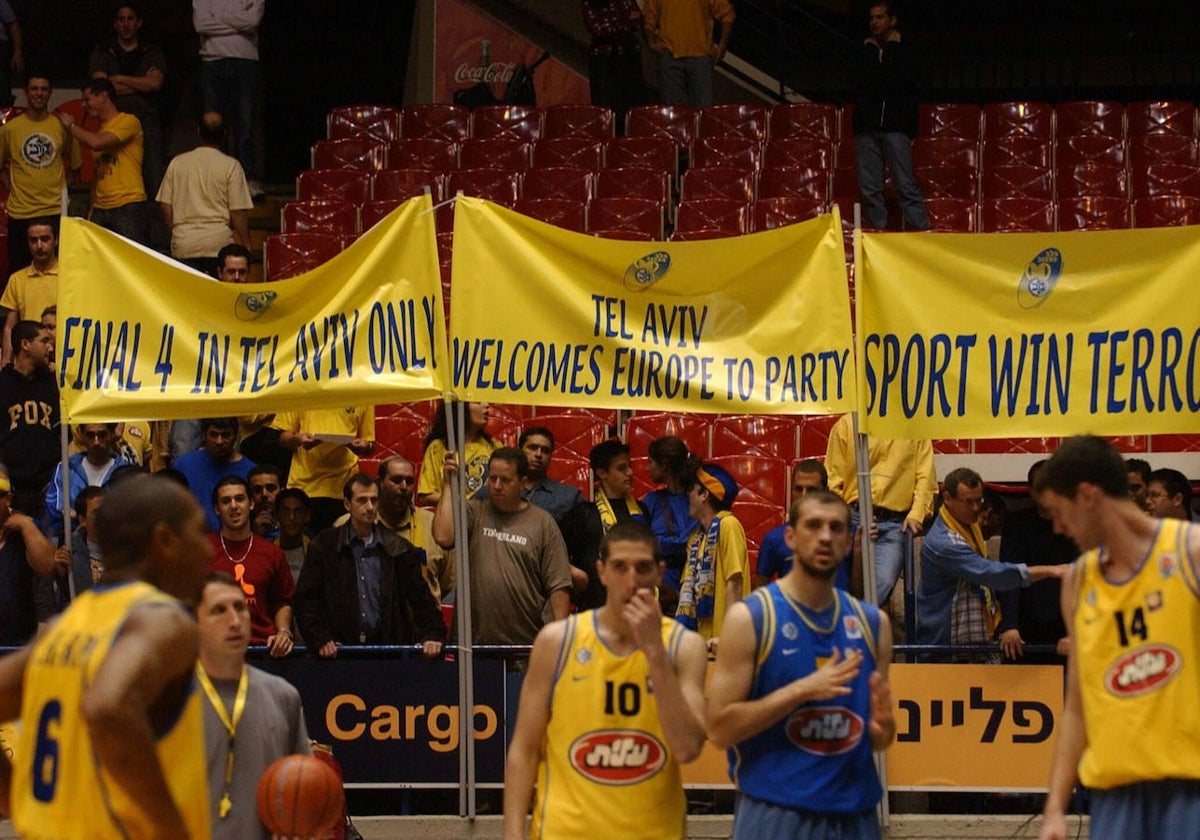 El Maccabi, calentando en el partido del 25 de marzo de 2004 al que el Pamesa no se presentó al entender que no estaba garantizada la seguridad por la guerra entre Israel y Palestina.