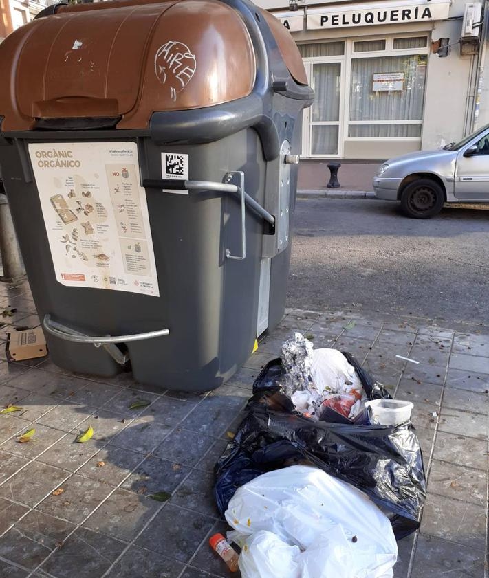 Imagen secundaria 2 - Otra noche de botellón en La Roqueta