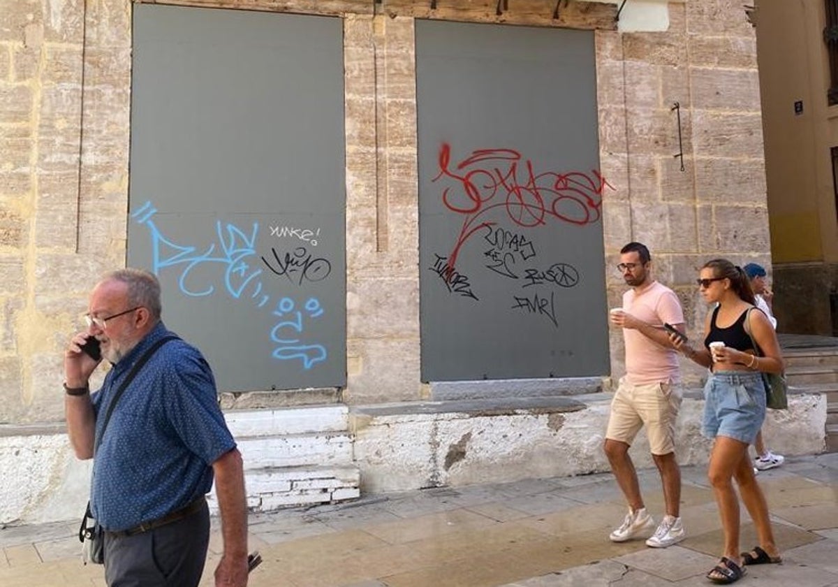 Los grafitis en el muro de la Casa del Relojero.