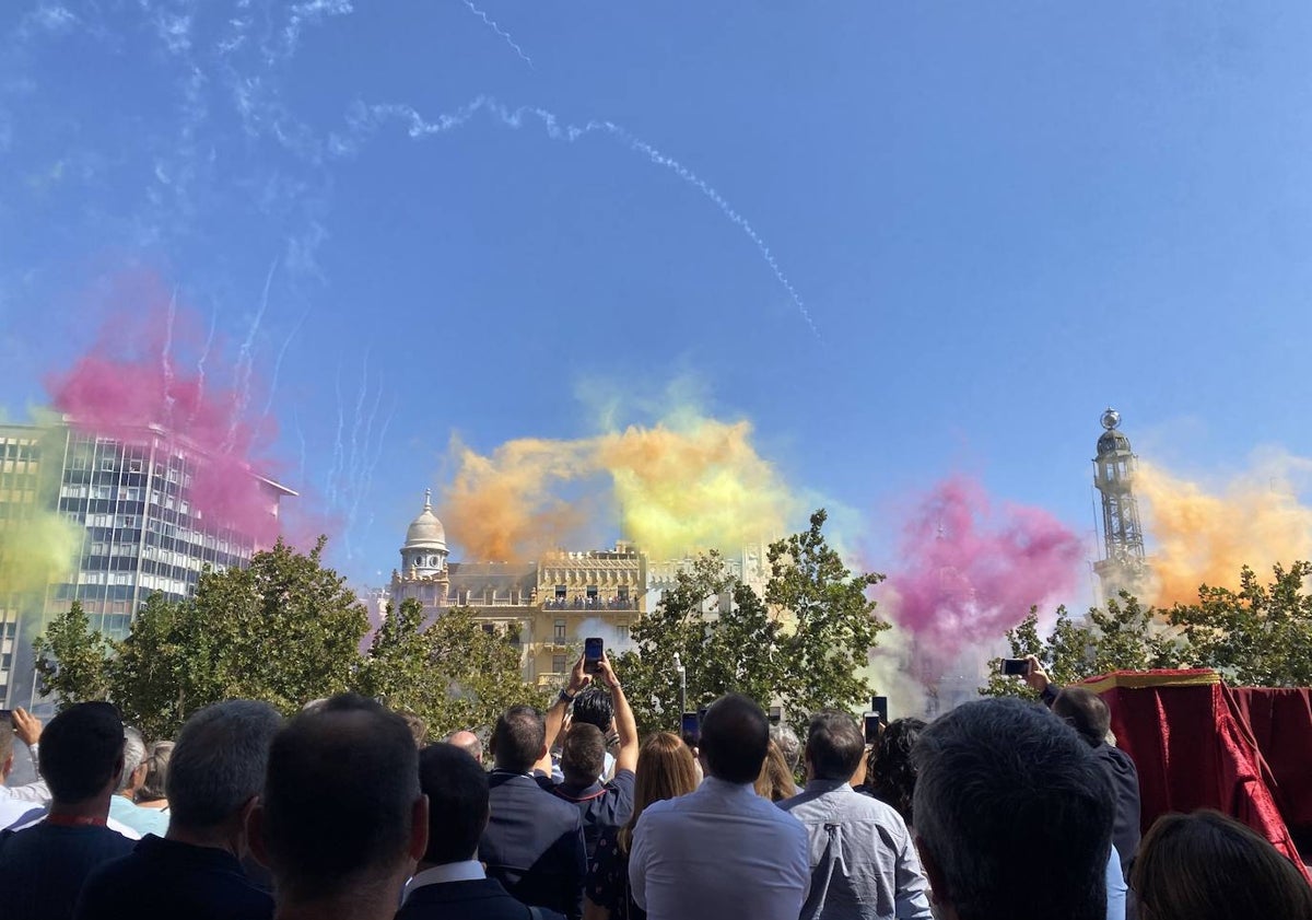 Imagen principal - Disparo de la mascletà en la plaza del Ayuntamiento y mercado medieval del tramo IX del río. 