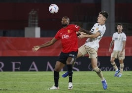 El valencianista Pepelu pelea por un balón.