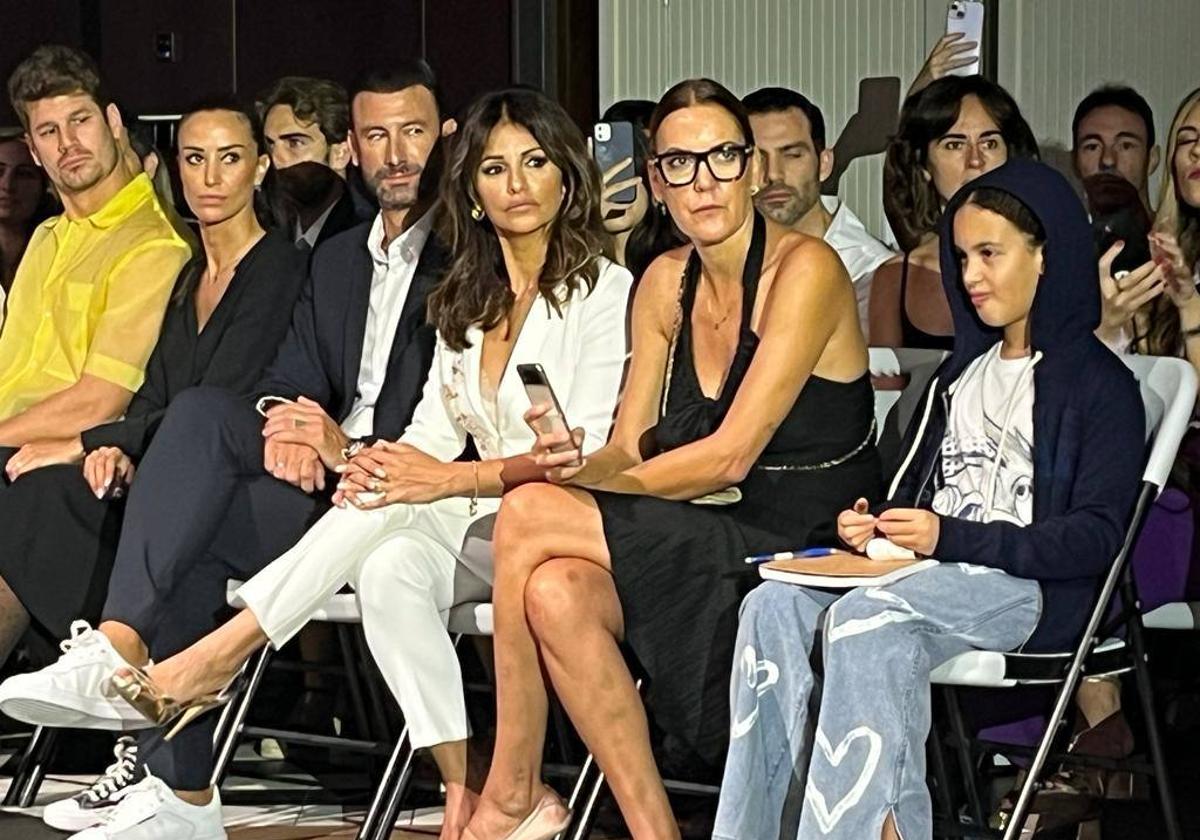 Mónica Cruz, en el desfile de Mario Salafranca, junto a Sergio Puig.